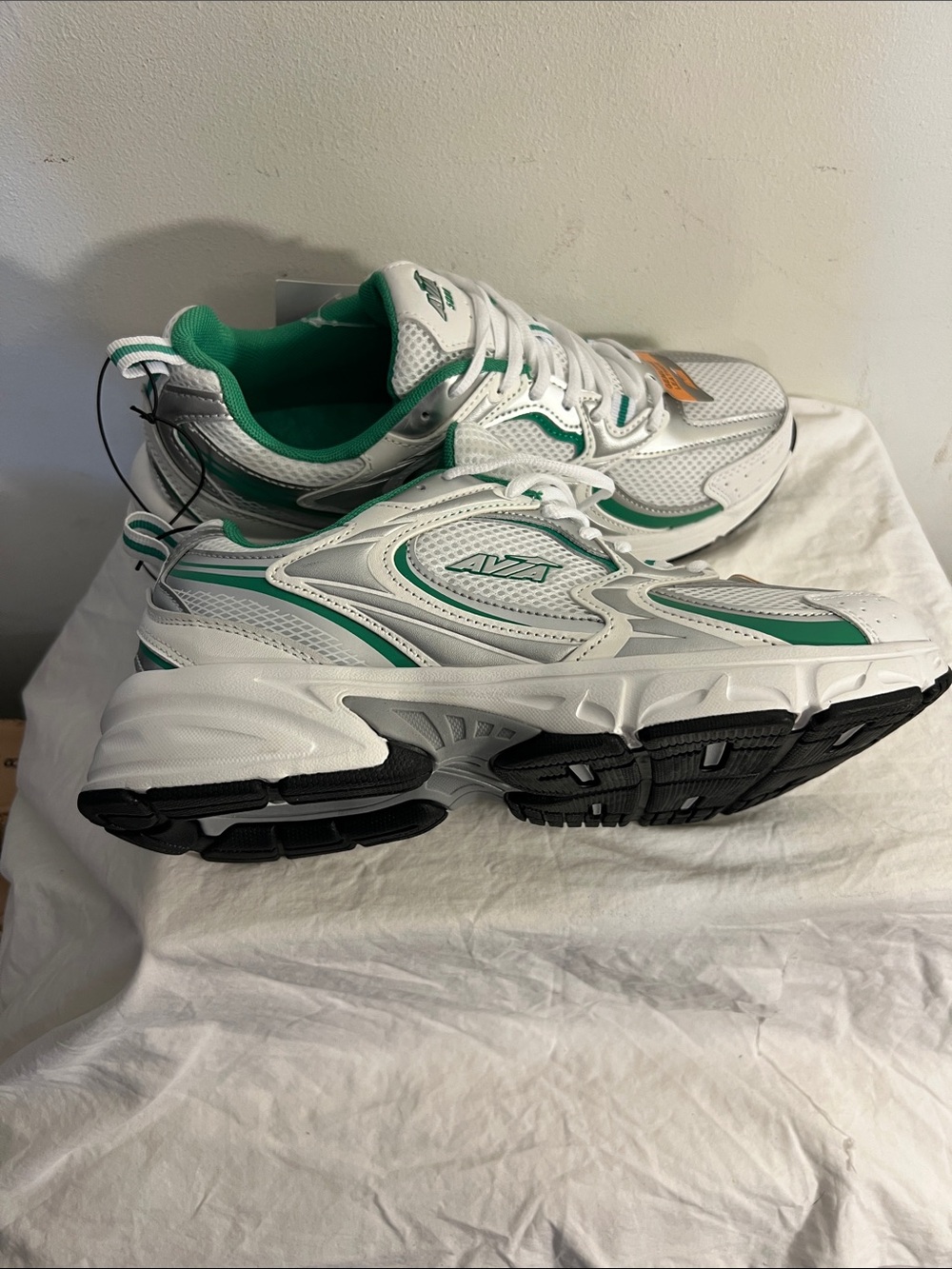 NEW WITH TAG Avia Women's 5000 Performance Sneakers Green/White 10W - Picture 8 of 10
